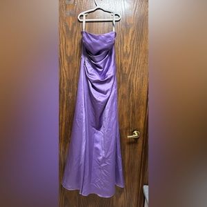 Alfred Angelo bridesmaids . Verry beautiful. Fits medium.